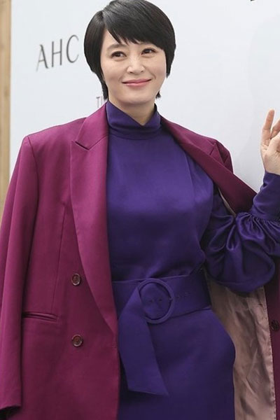 Under The Queen's Umbrella (2022)